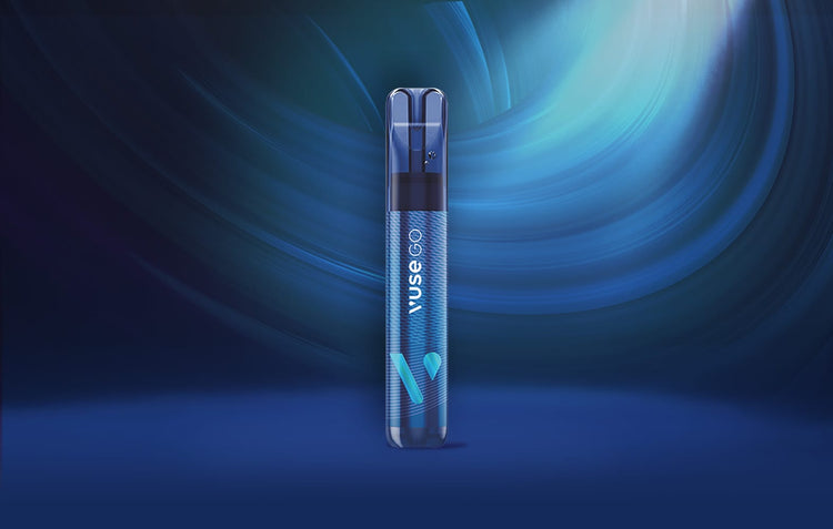 Un dispositivo de vapeo Vuse GO azul en posición vertical sobre un fondo abstracto azul arremolinado, con efectos de luz que crean un aspecto dinámico y moderno.