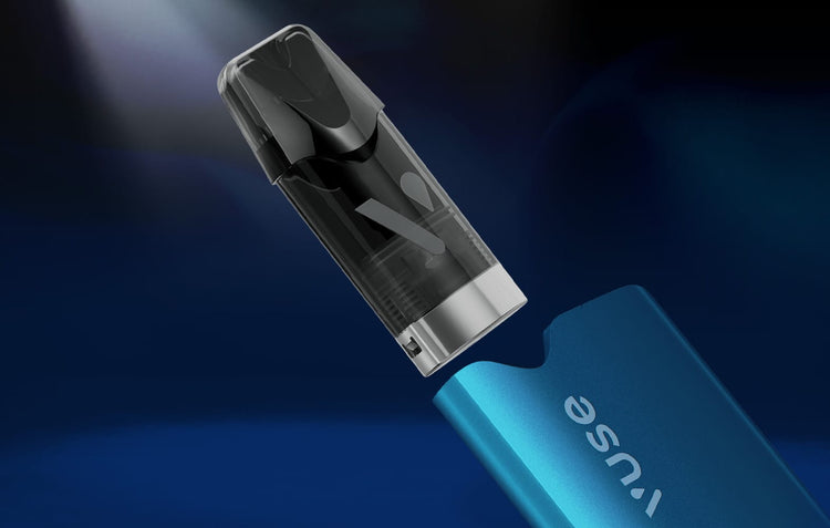 Primer plano de un dispositivo de vapeo Vuse azul con el cartucho parcialmente extraído, sobre un fondo azul oscuro con efecto de foco.