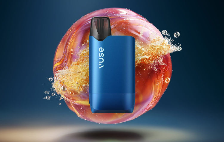 Un dispositivo de vapeo Vuse azul se muestra en posición vertical frente a un fondo lleno de líquido, colorido y arremolinado, con salpicaduras y burbujas, sobre un fondo de degradado oscuro.