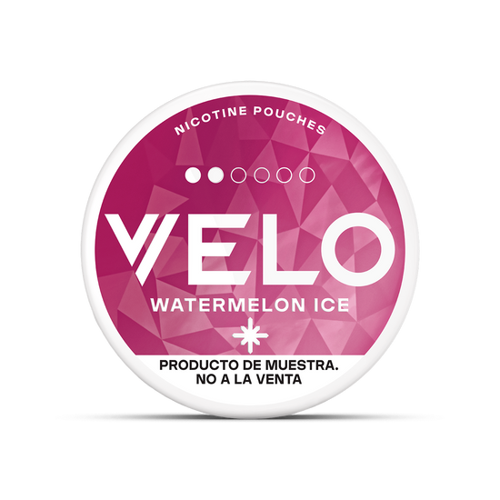 Un envase redondo VELO Mini Trial sabor Watermelon Ice para bolsas de nicotina sin tabaco, con fondo geométrico rosa. Texto inferior: Producto de muestra. No a la venta.