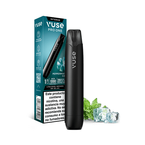 Un Vuse Pro One Pen - Menta Ice se encuentra delante de su caja azul, en la que figuran el nombre del producto y la marca. Junto a él hay cubitos de hielo y hojas de menta, que evocan una sensación fresca y refrescante. El envase, en el que se incluyen detalles del producto y advertencias en español, destaca a Vuse como la opción de vapeo sostenible para quienes buscan un sabor refrescante y responsable.