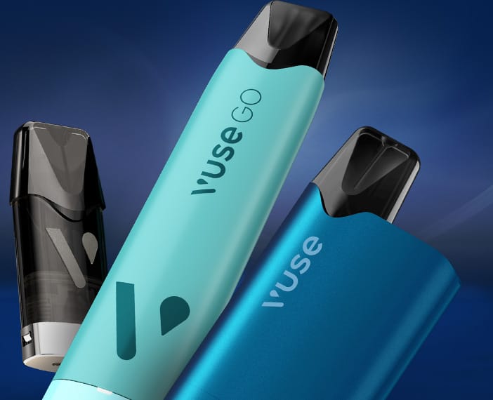 Tres dispositivos Vuse se muestran en primer plano sobre un fondo azul oscuro. Los dispositivos son de varios tonos de azul y negro, con la marca Vuse y Vuse GO visible en sus cuerpos.