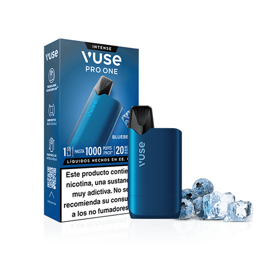 Un dispositivo de vapeo Vuse Pro One Box - Arándano Ice azul de Vuse se encuentra delante de su caja, con arándanos y cubitos de hielo a su lado. En la caja aparecen los detalles del producto y una advertencia de nicotina en español para este dispositivo reutilizable.