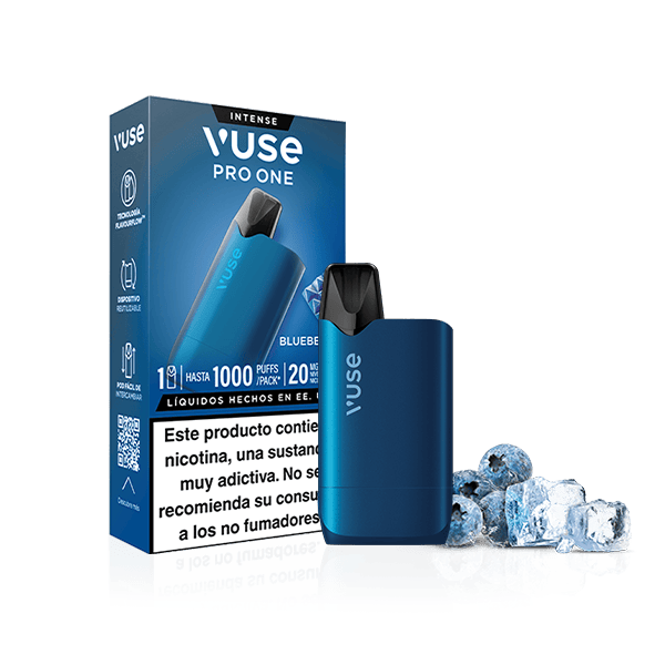 Un dispositivo de vapeo Vuse Pro One Box - Arándano Ice azul de Vuse se encuentra delante de su caja, con arándanos y cubitos de hielo a su lado. En la caja aparecen los detalles del producto y una advertencia de nicotina en español para este dispositivo reutilizable.