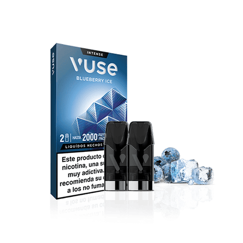 Una caja de Vuse Pods - Arándano Ice de Vuse se encuentra detrás de dos vainas negras y varios cubitos de hielo con arándanos, mostrando una etiqueta española de advertencia de nicotina.