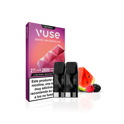 Un envase de Vuse Pods - Frutos Rojos y Sandía con dos vainas negras junto a rodajas de sandía y mora sobre fondo blanco. El envase de Vuse incluye una advertencia sobre la nicotina en español.