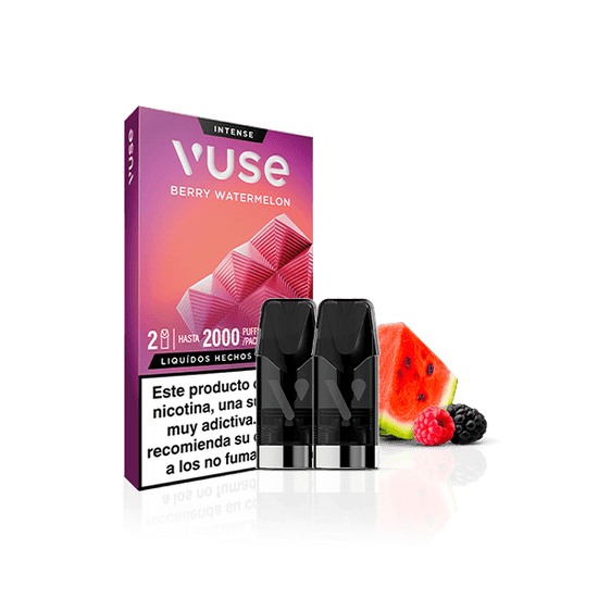 Un envase de Vuse Pods - Frutos Rojos y Sandía con dos vainas negras junto a rodajas de sandía y mora sobre fondo blanco. El envase de Vuse incluye una advertencia sobre la nicotina en español.