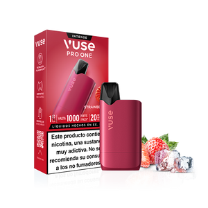 Un dispositivo reutilizable Vuse Pro One de color rojo con su caja a juego Vuse Pro One Box - Fresa Ice, rodeado de fresas, cubitos de hielo y recargas Vuse. La caja muestra advertencias sobre la adicción a la nicotina en español.