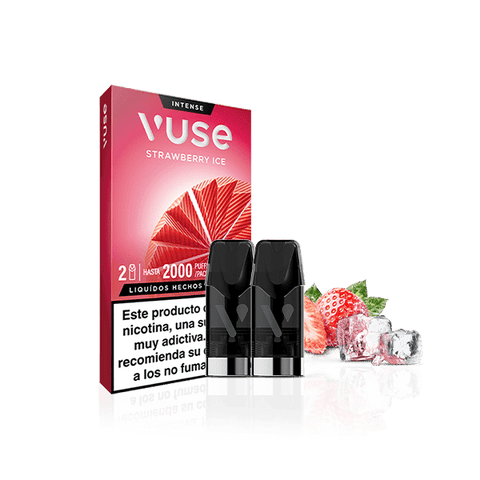 Una caja de Vuse Pods - Fresa Ice con dos vainas negras se muestra con fresas y cubitos de hielo sobre un fondo blanco. En el envase aparece la marca Vuse y una etiqueta española de advertencia sobre la nicotina.