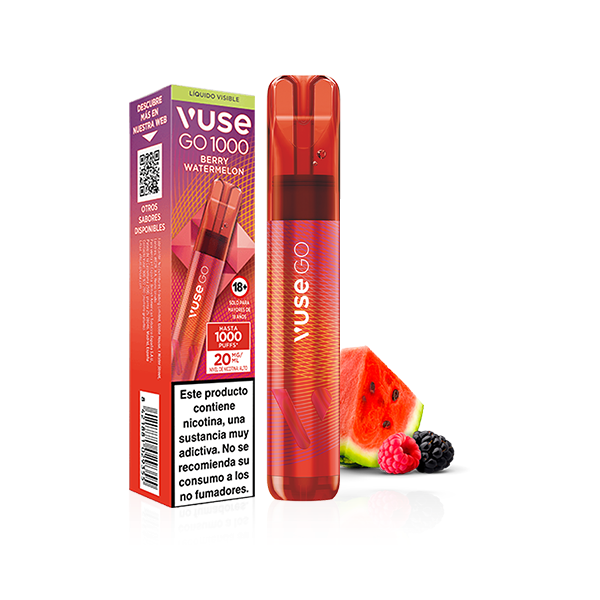 Un vapeador desechable Vuse Go 1000 - Frutos Rojos y Sandía rojo de Vuse se muestra con su envase, junto a rodajas de sandía, mora y frambuesa. La caja muestra una etiqueta de advertencia en español.