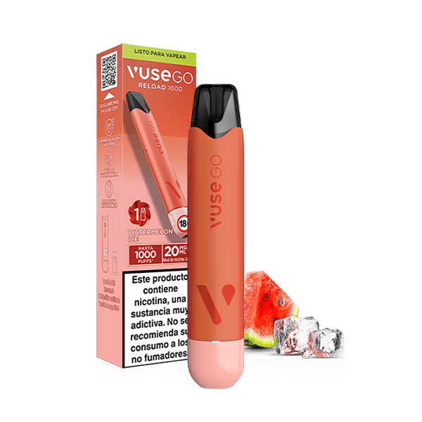 El vapeador Vuse Go Reload 1000 - Sandía Ice de Vuse se muestra con su embalaje, en el que aparece el dispositivo recargable de color coral junto a la caja, junto con rodajas de sandía y cubitos de hielo.