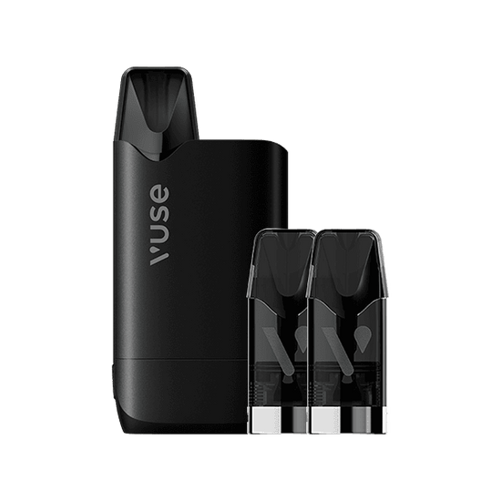 El Vuse Pro ONE Box Kit Bienvenida de Vuse España se muestra en posición vertical junto a tres cápsulas de recambio negras, todo ello sobre un fondo blanco liso.