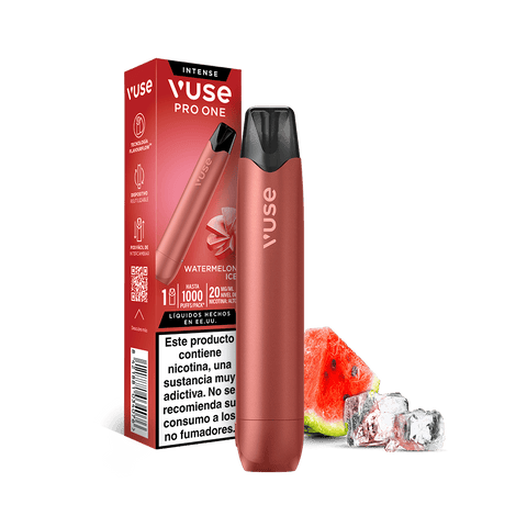 Un Vuse Pro One Pen —Sandia Ice— en un llamativo color rojo se encuentra junto a su caja de marca, en la que se indica el refrescante sabor «Sandia Ice». Delante hay rodajas de sandía y cubitos de hielo dispuestos para resaltar el sabor fresco de este cartucho, con una etiqueta de advertencia en español visible en el envase. Perfecto para quienes buscan una experiencia de vapeo sostenible de la marca Vuse, con un estilo y una frescura incomparables.