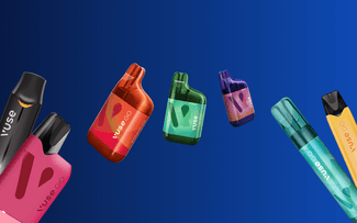 Una gama de coloridos dispositivos de vapeo Vuse, incluidos modelos de vapeador tipo cápsula y tipo bolígrafo, flotando en diagonal sobre un fondo azul degradado.