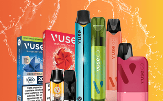 Sobre un fondo naranja y amarillo con un diseño de salpicaduras de agua, se muestra una variedad de coloridos dispositivos de vapeo Vuse y envases de e-líquido.