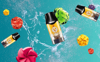Cuatro cartuchos de vaporizador con líquido amarillo flotan sobre un fondo azul salpicado de agua con coloridas formas geométricas, que incluyen objetos rojos, verdes, rosas y amarillos, creando una escena vibrante y dinámica.