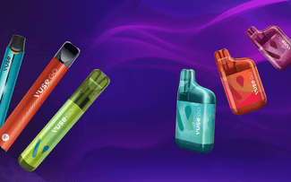 Una variedad de coloridos cigarrillos electrónicos y dispositivos de vapeo Vuse Go flotan sobre un fondo abstracto ondulado de color púrpura.