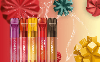 Cinco coloridos vaporizadores desechables Vuse GO de varios sabores se muestran delante de un fondo festivo con flores geométricas en 3D, salpicaduras de agua y vibrantes tonos amarillos, rojos y verde azulado.