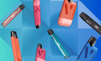 Varios vaporizadores Vuse de colores en rosa, rojo, azul y verde azulado están dispuestos en diagonal sobre un fondo geométrico azul. Los bolígrafos tienen un diseño elegante con boquillas negras y la marca Vuse visible.