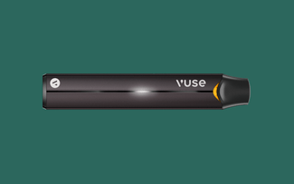 Un vaporizador Vuse negro con un diseño elegante, con el logotipo de Vuse y un pequeño acento naranja cerca de la boquilla, sobre un fondo verde sólido.