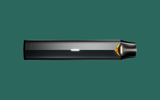 Un elegante vaporizador negro con un ligero acabado metálico, con un pequeño indicador luminoso blanco en el centro y una sección de color naranja cerca de la boquilla, sobre un fondo verde.