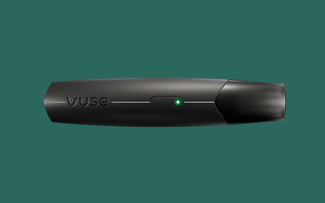 Un vape pen Vuse negro con una luz indicadora verde, que se muestra sobre un fondo verde sólido.