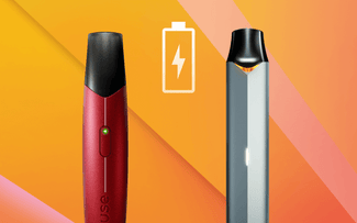 Dos bolígrafos de vapeo, uno rojo y otro plateado, se yerguen sobre un fondo de degradado naranja y amarillo con un icono de batería blanco con un rayo sobre ellos.