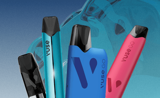 Cuatro coloridos bolígrafos Vuse -negro, azul, azul con una "V" y rojo- en posición vertical sobre un fondo azul degradado con un contorno de bolígrafo vaporizador grande y tenue detrás.