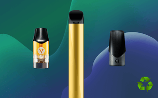 Un vaporizador amarillo con dos cartuchos a cada lado, sobre un fondo abstracto verde azulado con un símbolo verde de reciclaje en la esquina inferior derecha.