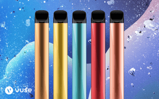 Cinco coloridos bolígrafos para vapear Vuse en posición vertical sobre un fondo abstracto azul y morado con fragmentos de hielo. El logotipo de Vuse aparece en la esquina inferior izquierda.