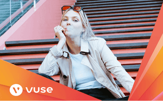 Una mujer de pelo rubio se sienta en las escaleras, exhalando vapor. Lleva una chaqueta ligera, camisa blanca y gafas de sol en la cabeza. El logotipo de Vuse y el borde gráfico naranja están en la esquina inferior izquierda.