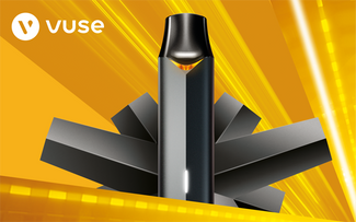 Un elegante dispositivo de vapeo Vuse negro se yergue sobre un dinámico fondo amarillo con formas angulares y metálicas que irradian hacia el exterior. El logotipo de Vuse aparece en la esquina superior izquierda.