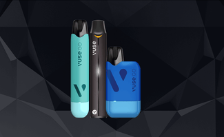 Tres dispositivos de vapeo Vuse Go de diferentes formas y colores (azul claro, negro y azul) se encuentran en posición vertical sobre un fondo oscuro y geométrico.